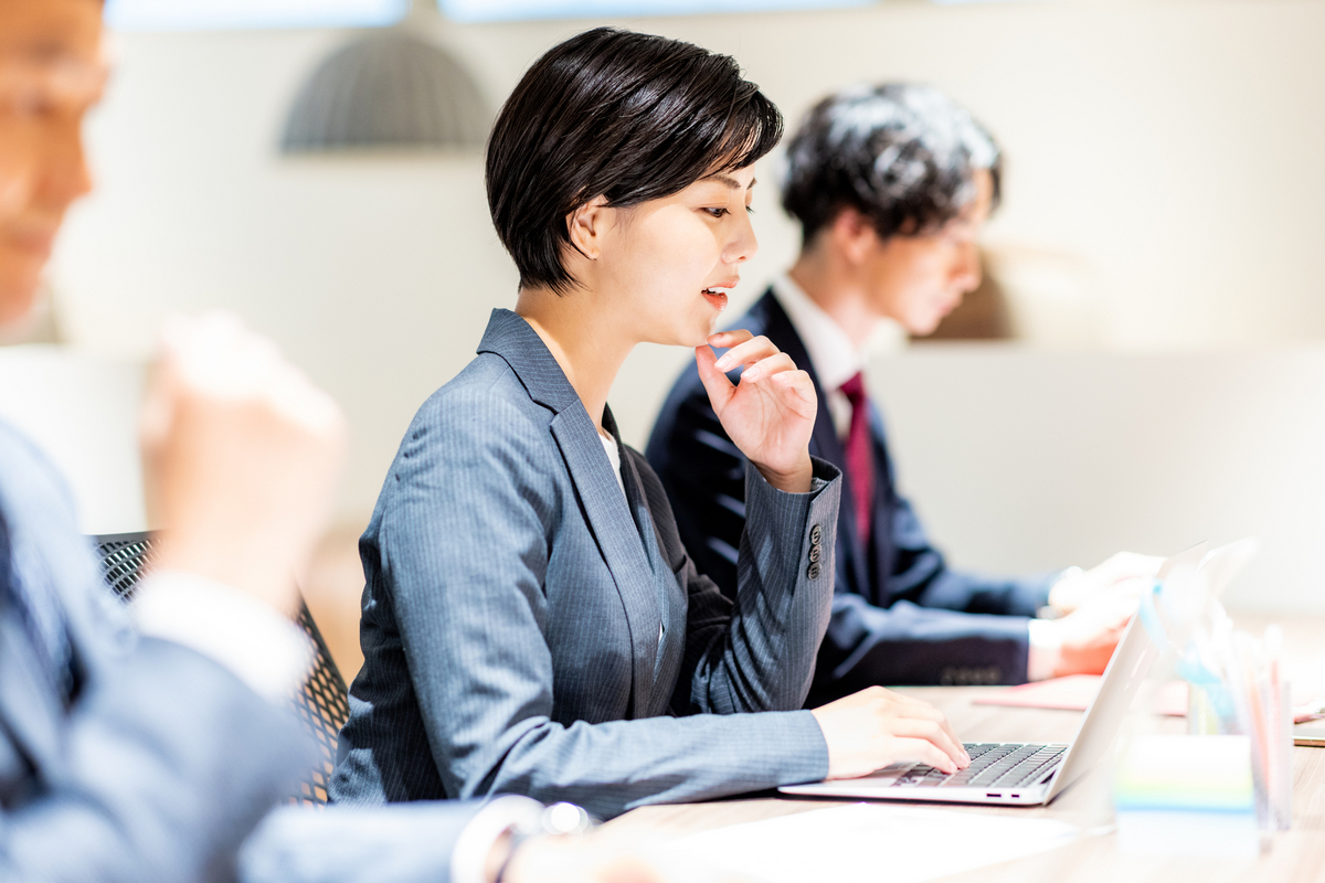 デスクワークをする会社員たち