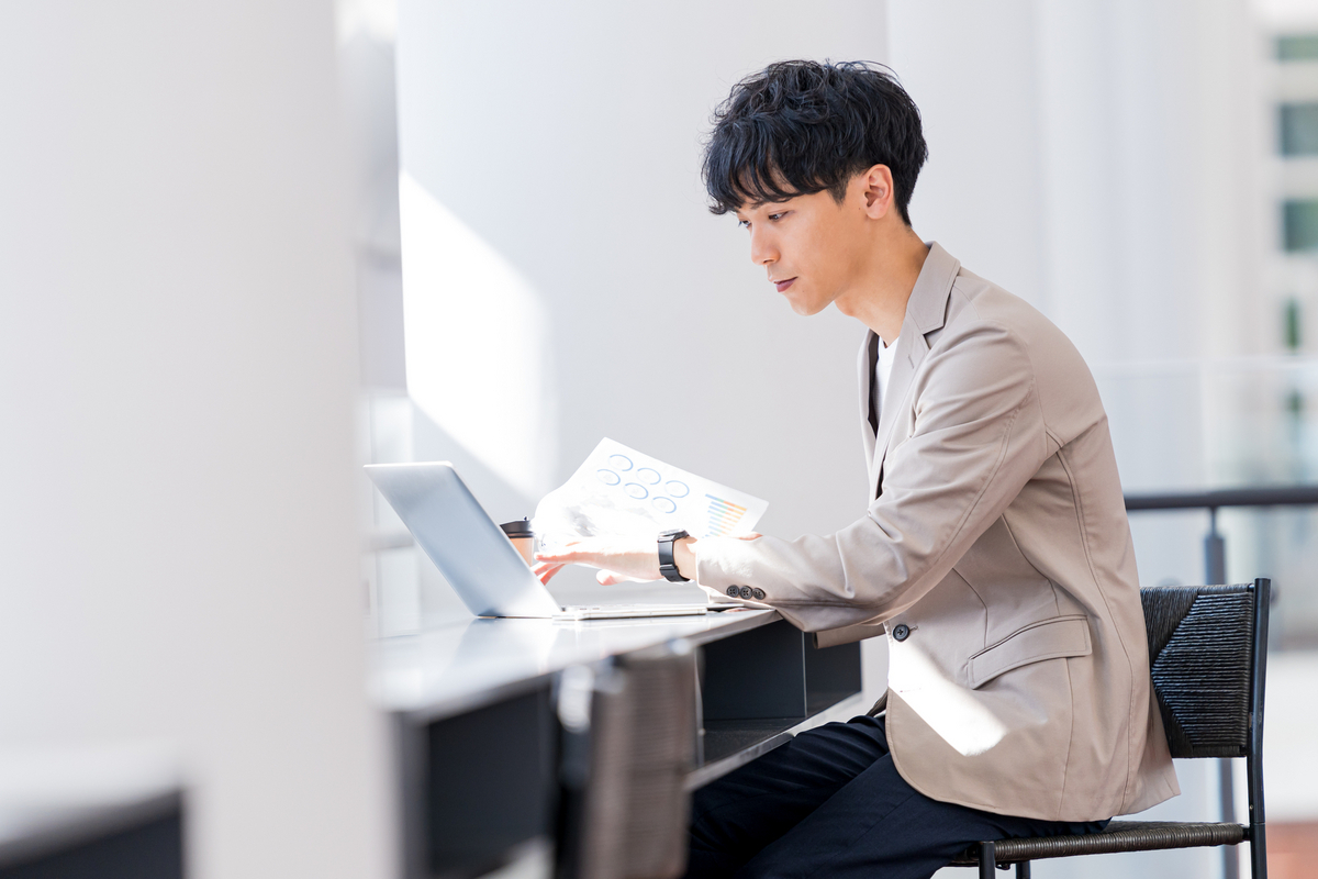 パソコンを操作する男性