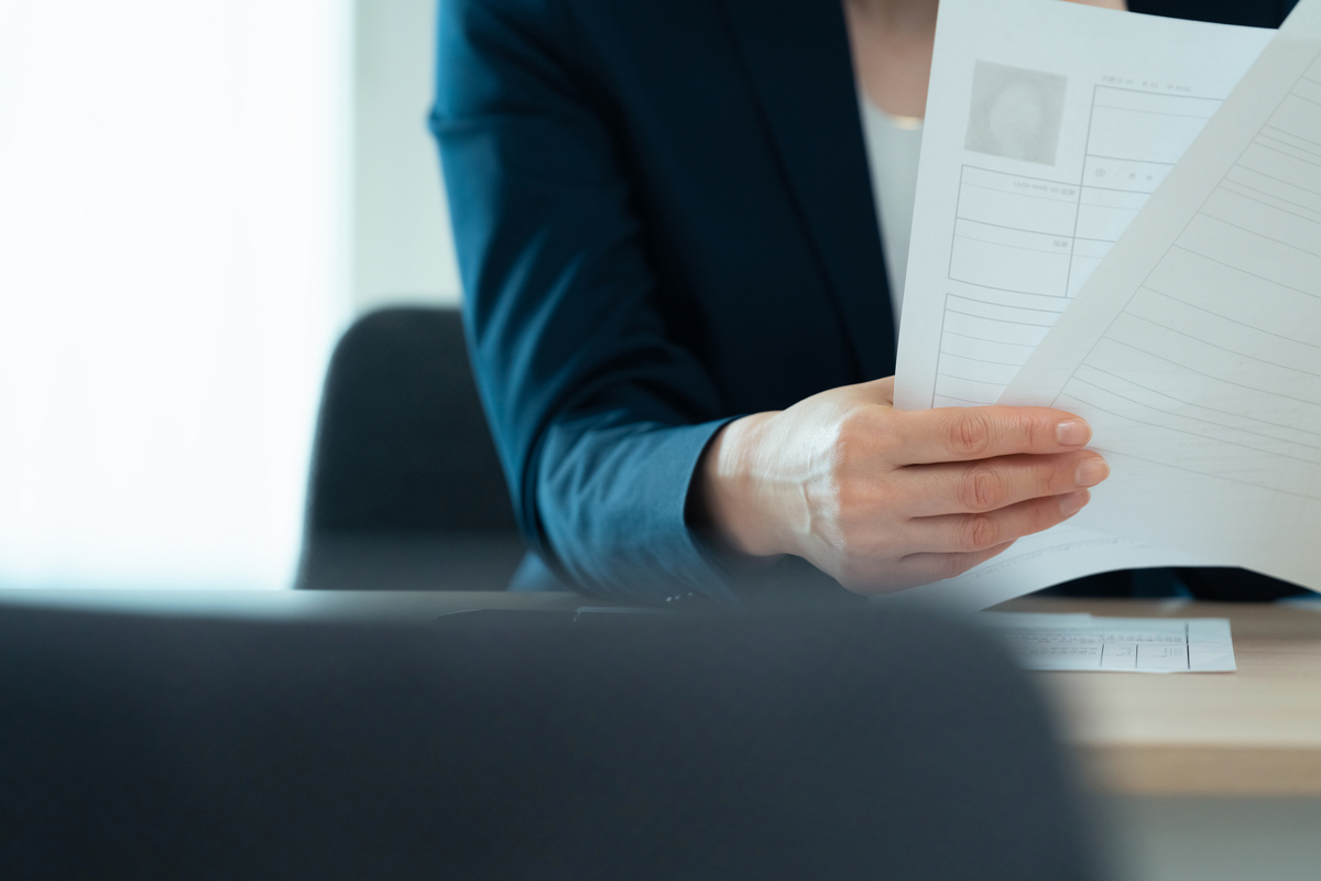 履歴書を見ている採用担当者