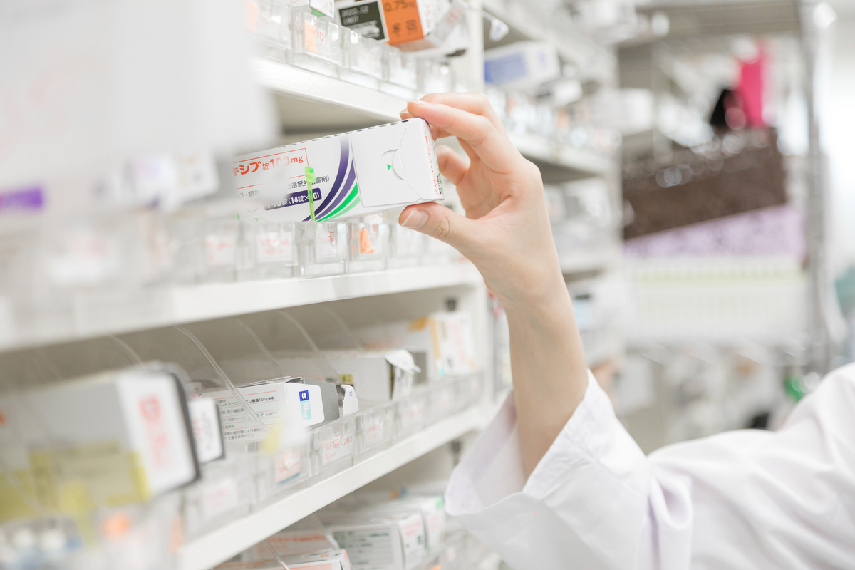 薬を取り出す薬剤師