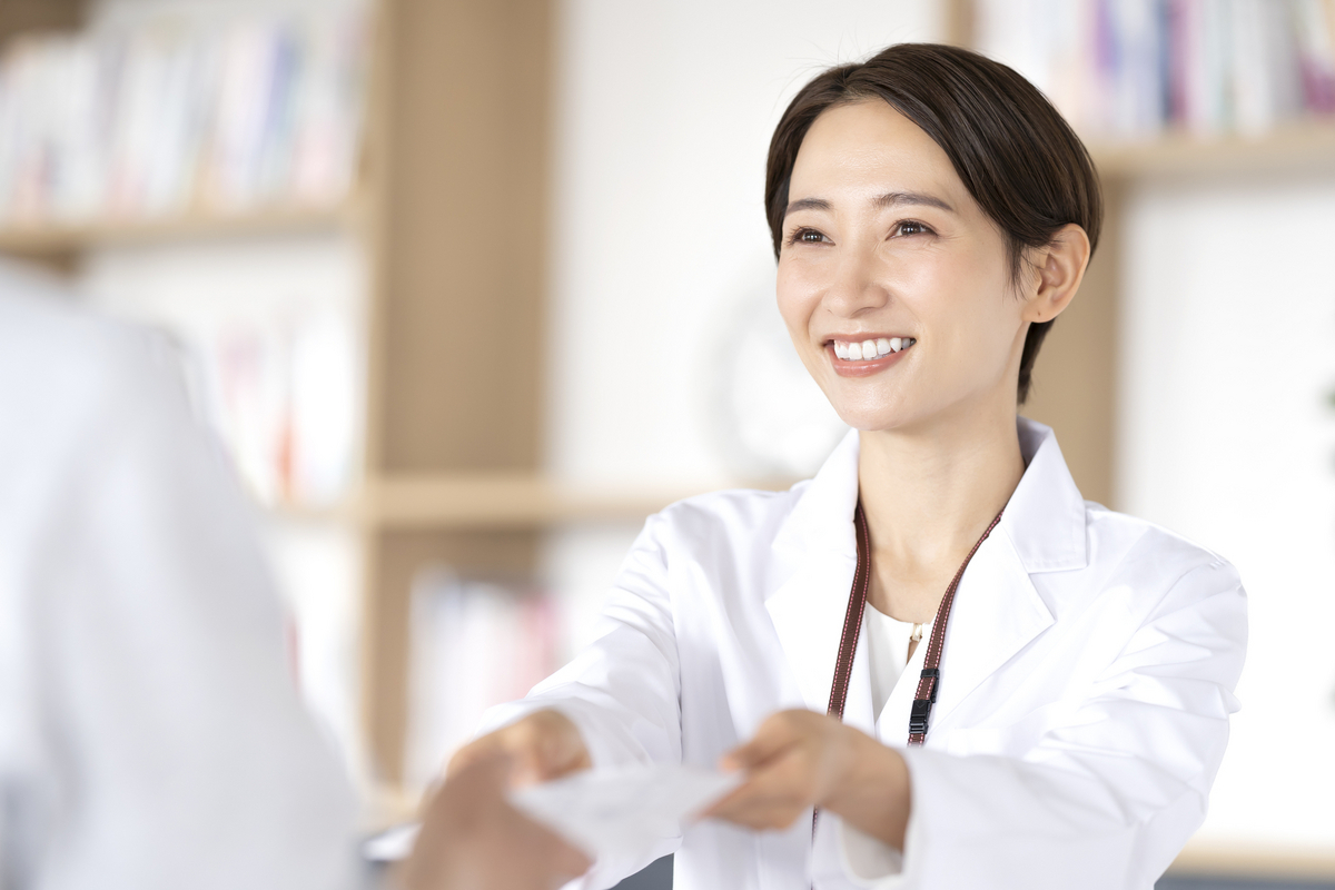 白衣を着た女性