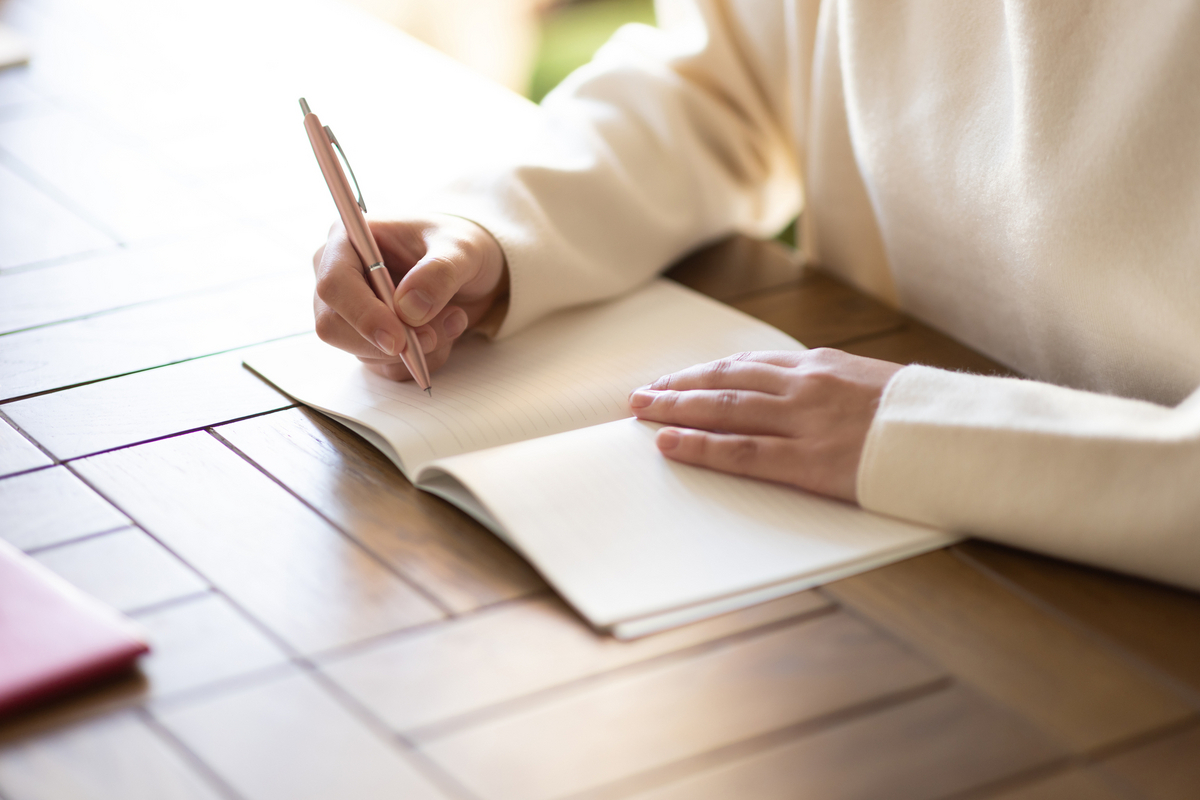 ノートに書き込む手元