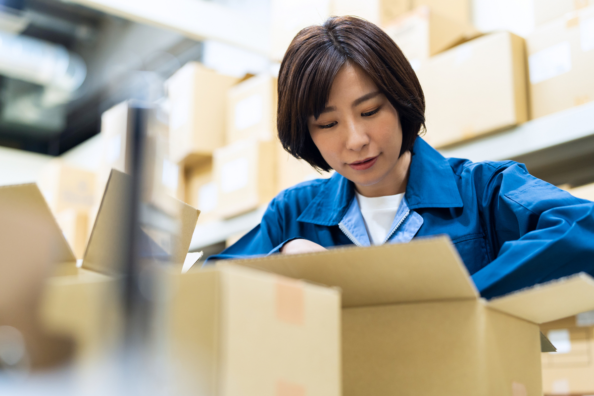 ピッキング作業をする女性