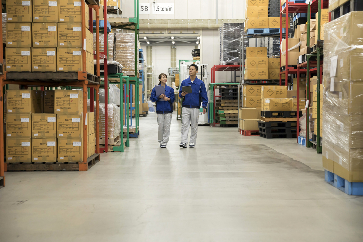 倉庫にいる男女