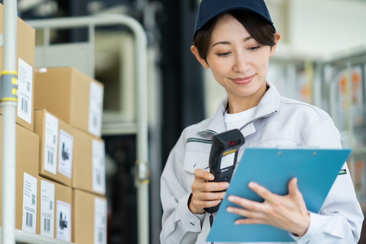 ピッキング作業をする女性