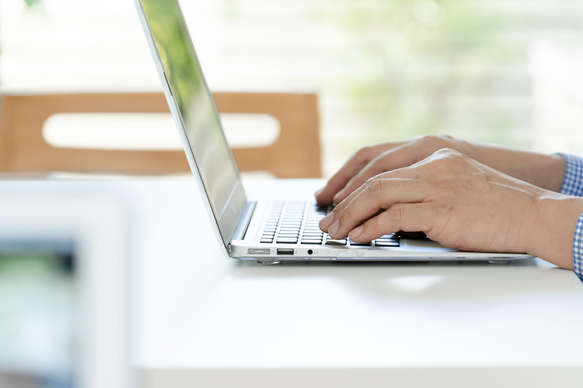 タイピングする手元