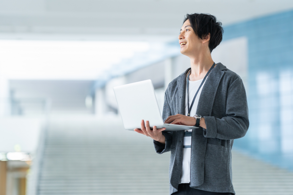 前向きな表情の男性