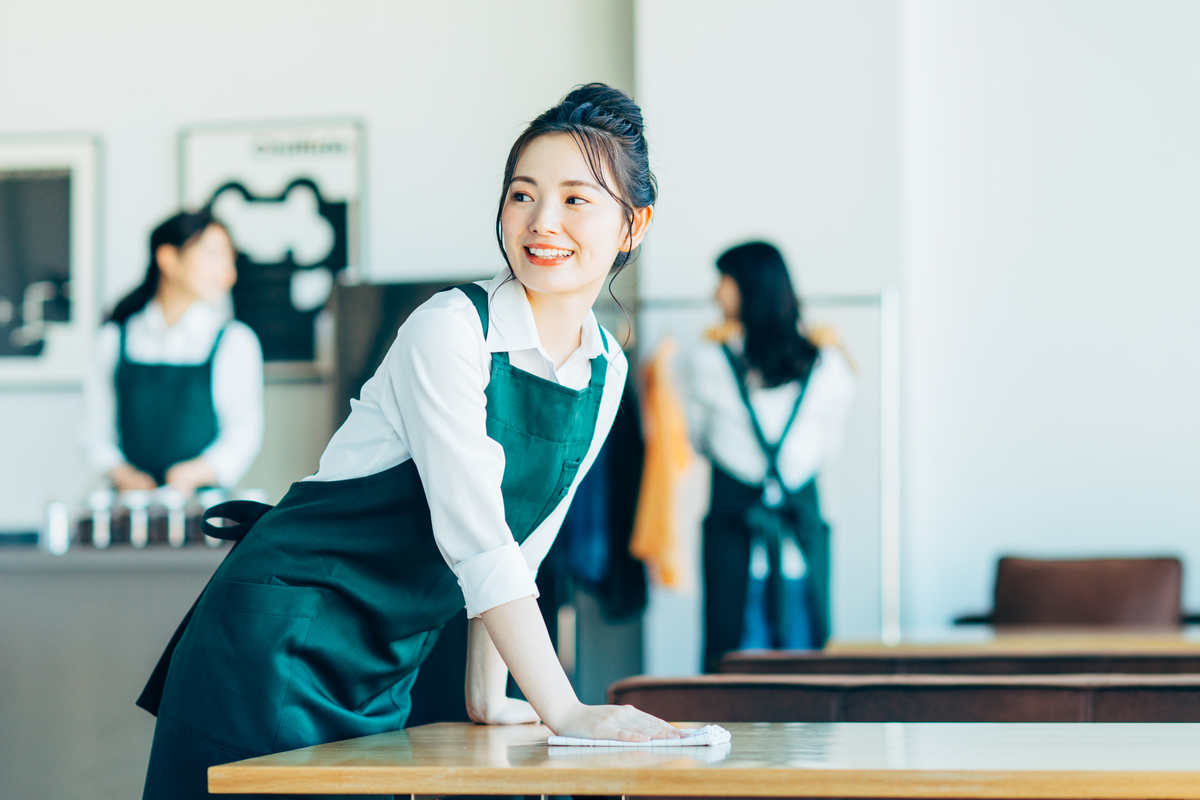 カフェで働く女性