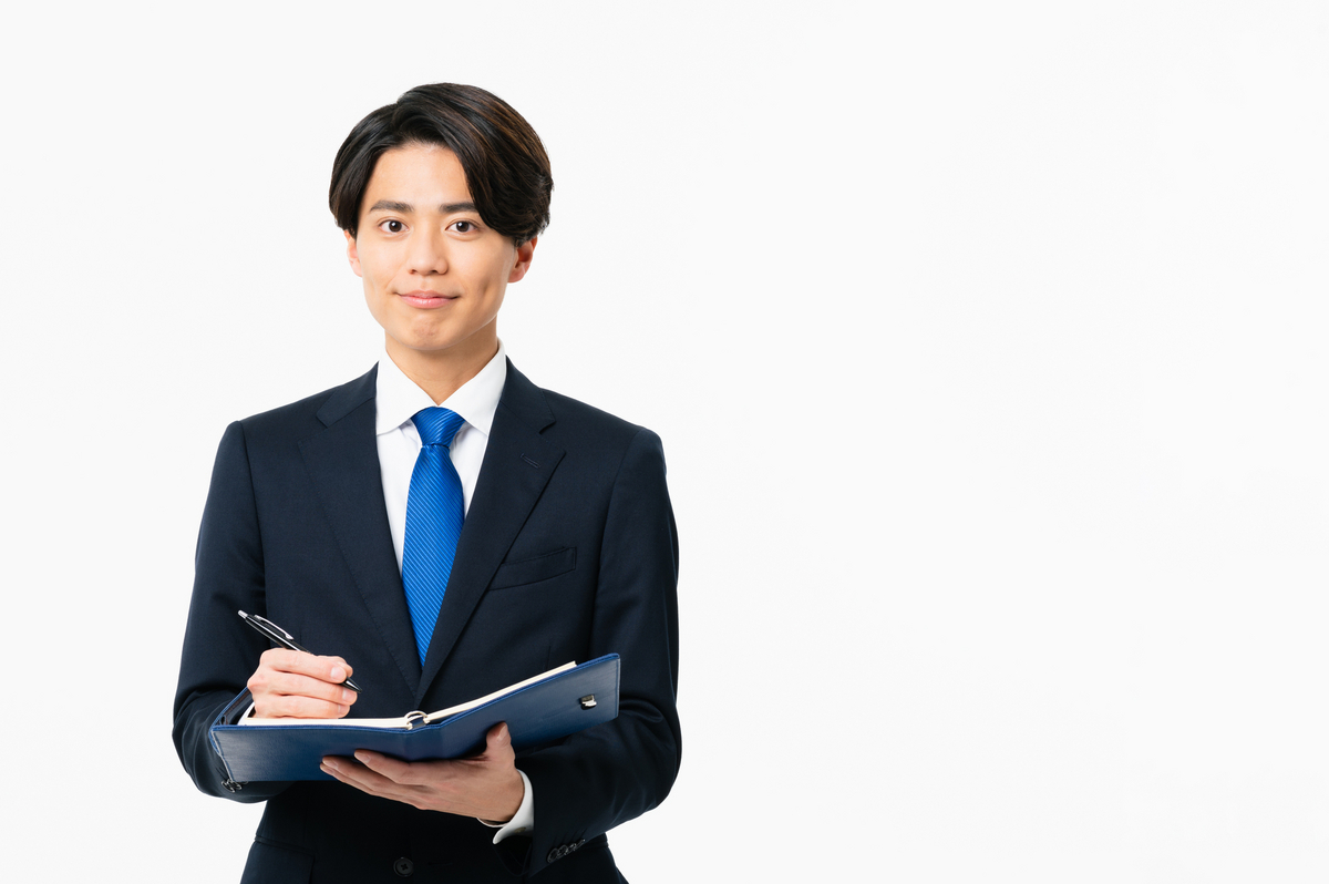 手帳に記入する男性