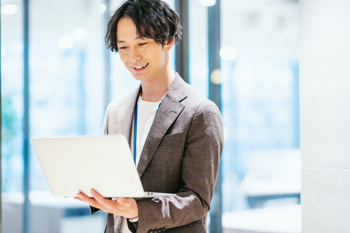 パソコンを持っている男性