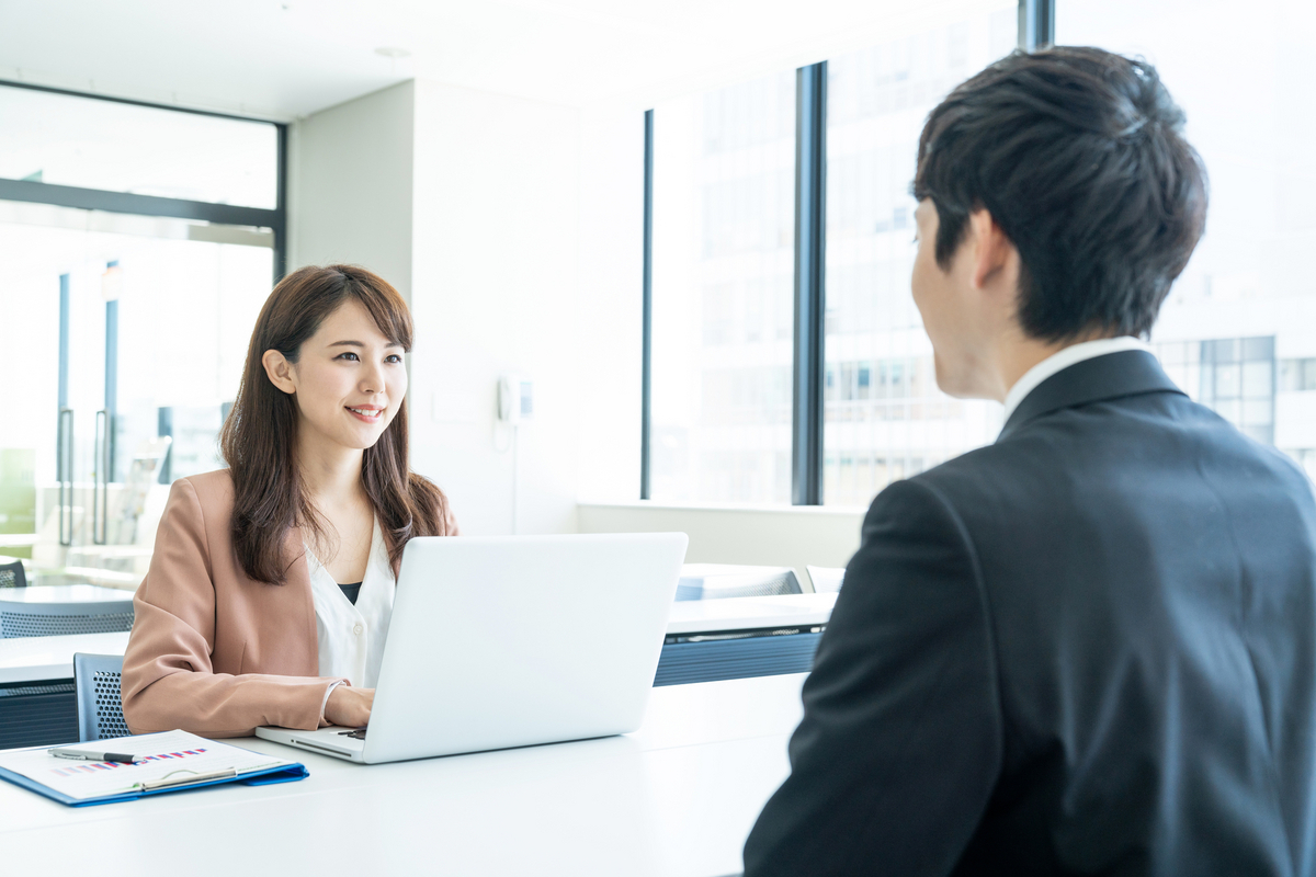 面接を受ける男性