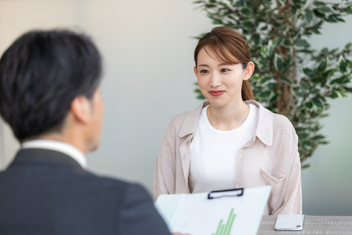 面接を受ける女性
