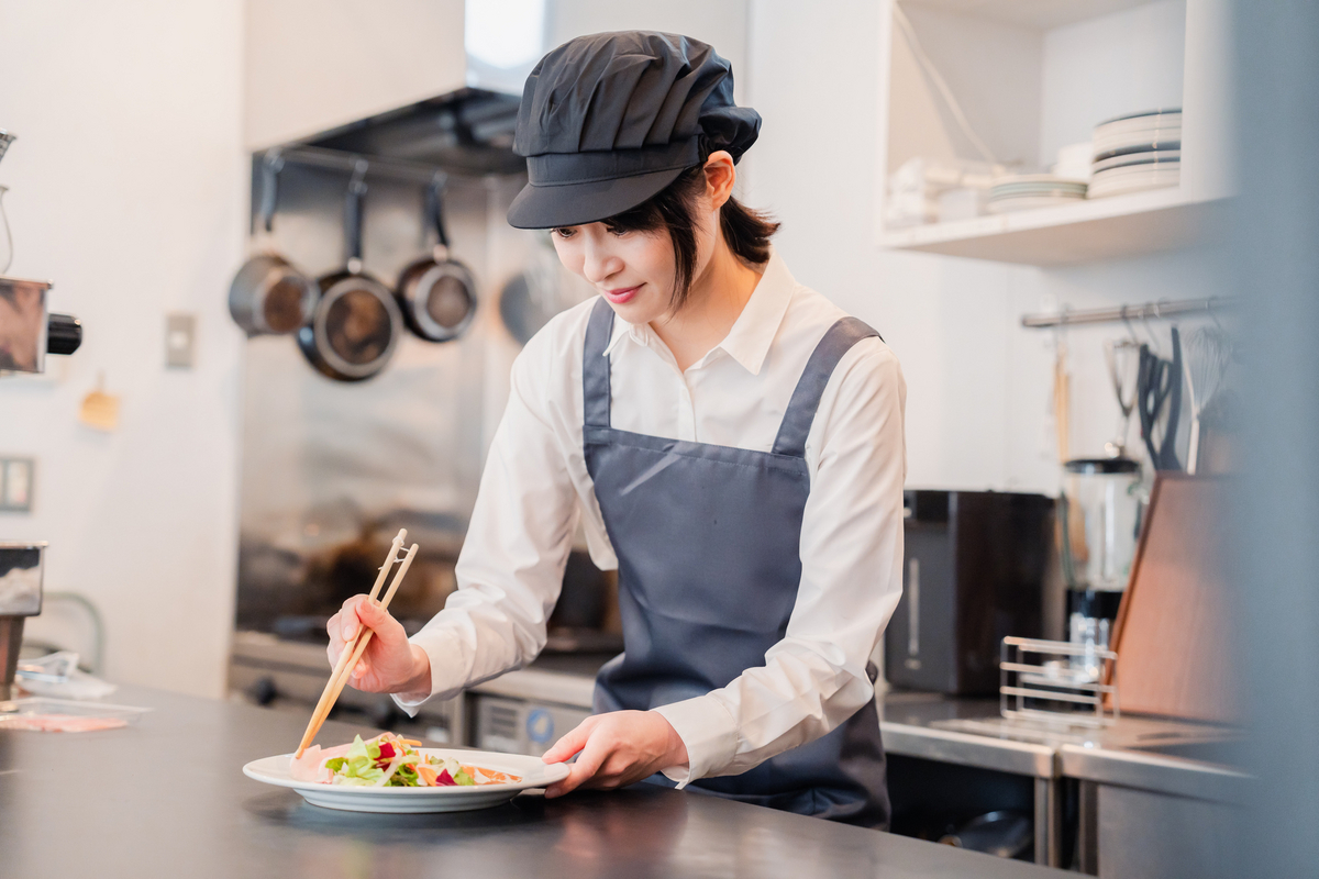 飲食店で働く女性