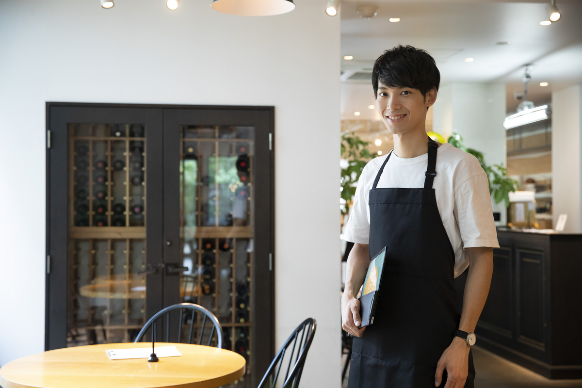 飲食店で働く男性スタッフ