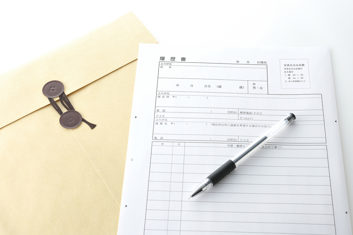 履歴書とペン