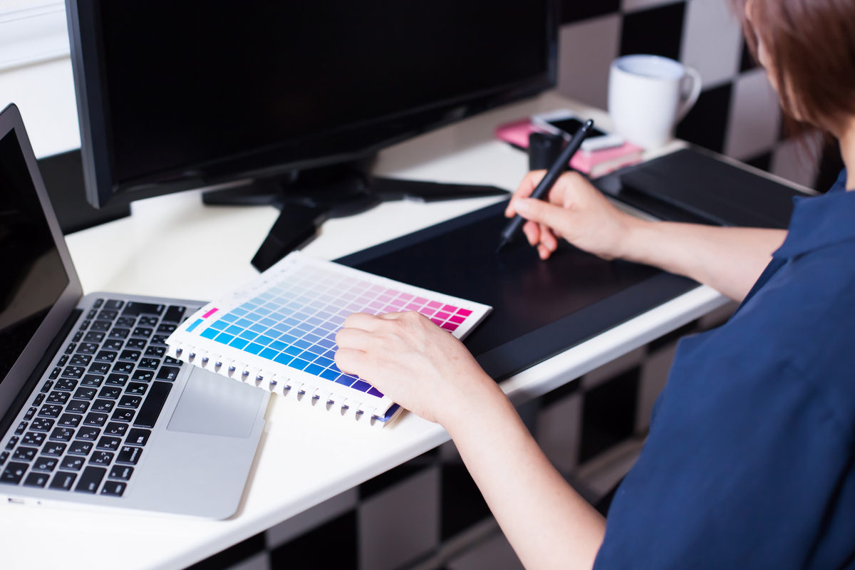 ペンタブレットを操作する女性