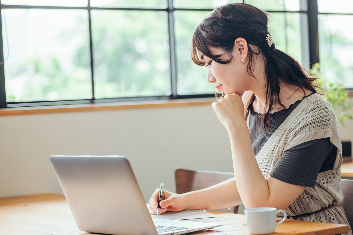デスクワークをする女性