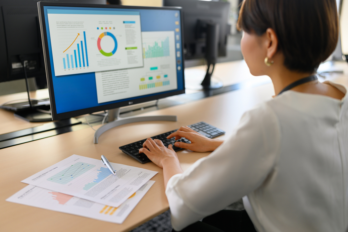 データ分析をする女性