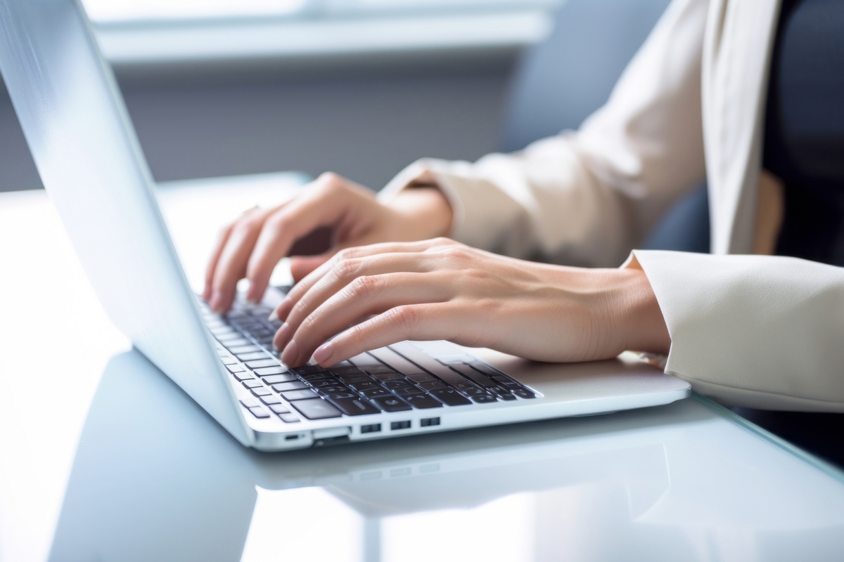 ノートパソコンを操作する女性