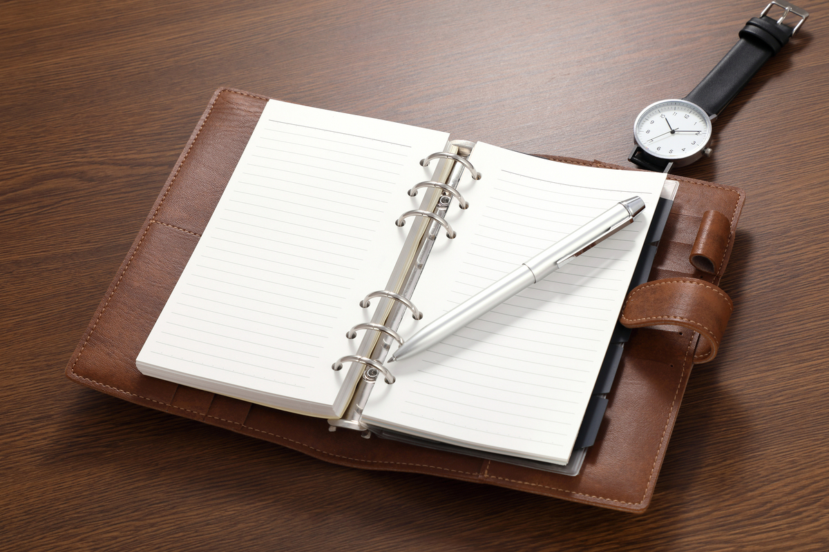 手帳と腕時計とペン