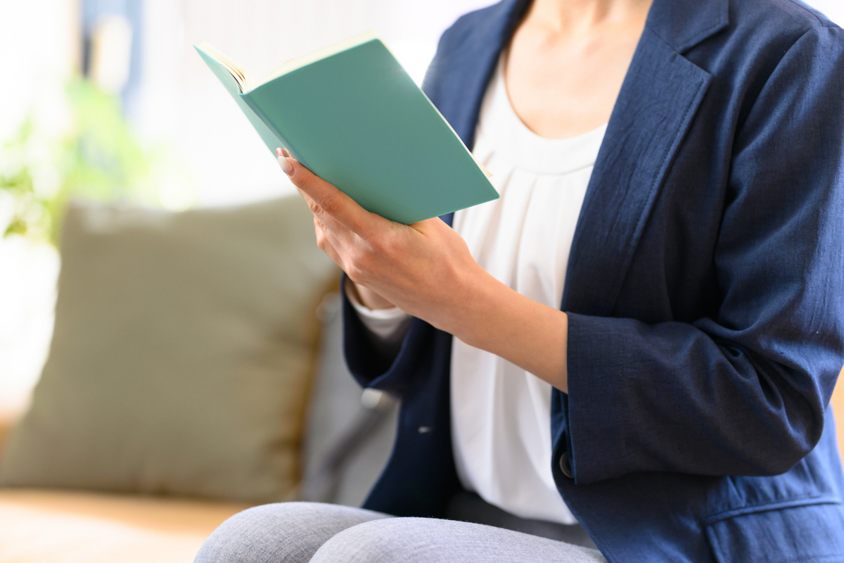 手帳をチェックする女性