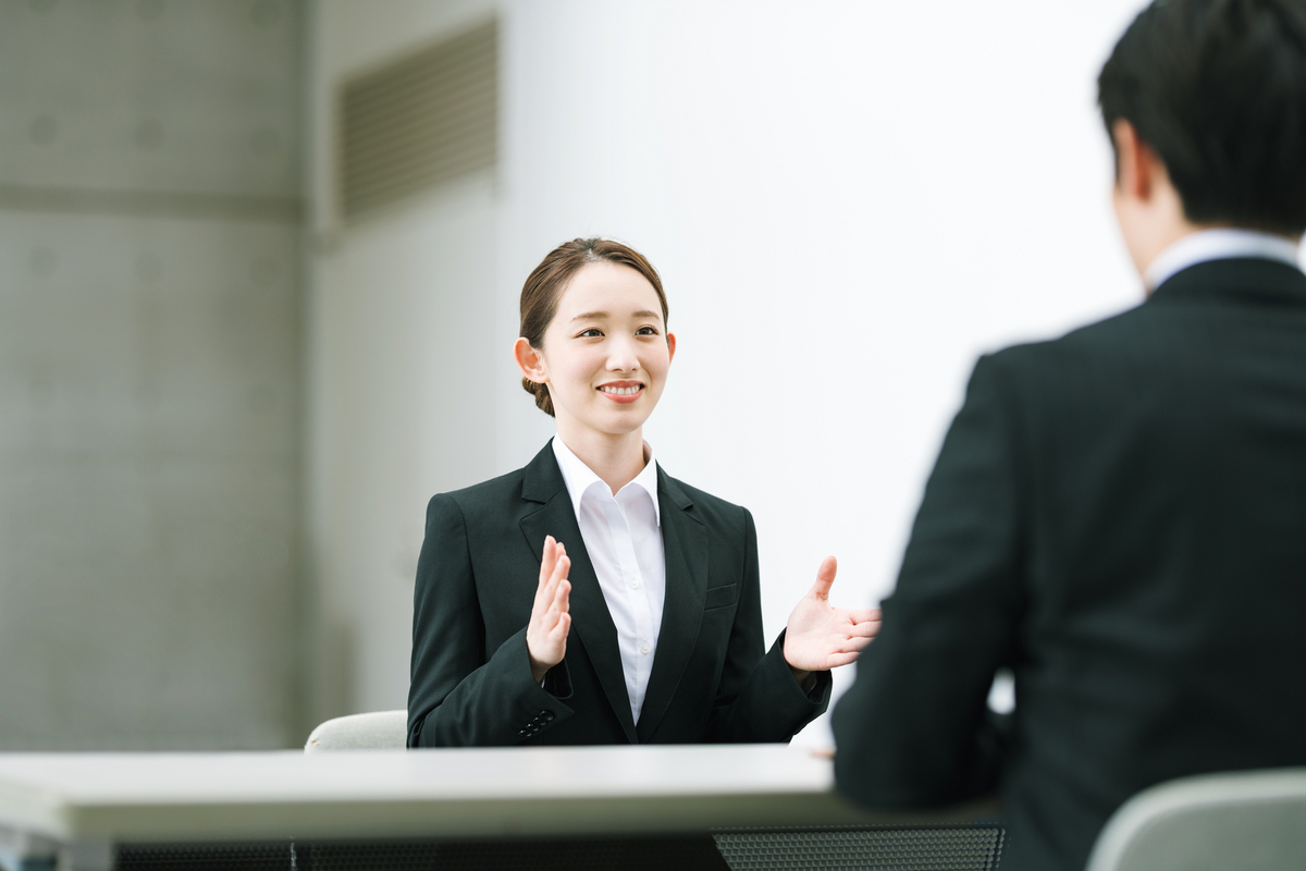 面接で話す女性