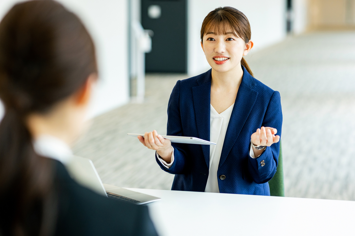 面接を受ける女性