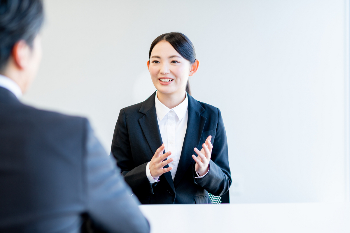 面接で答える女性