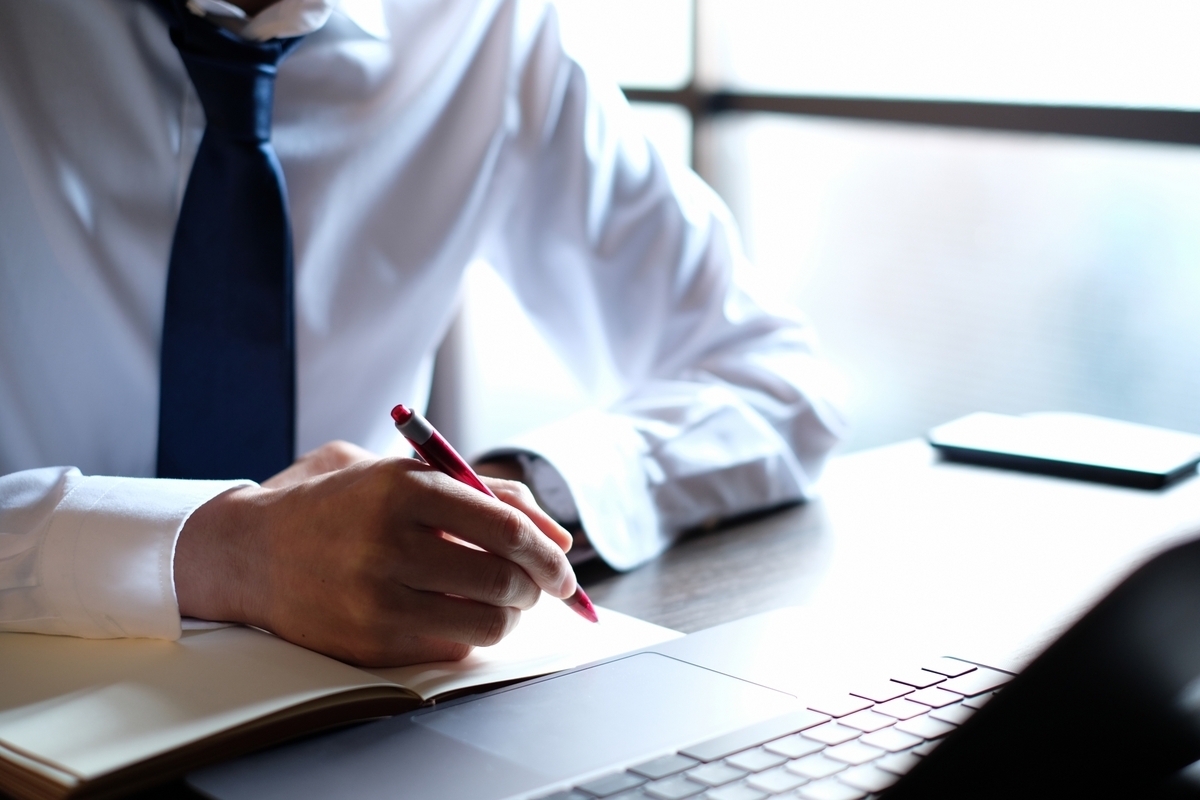 ノートに書き込む手元