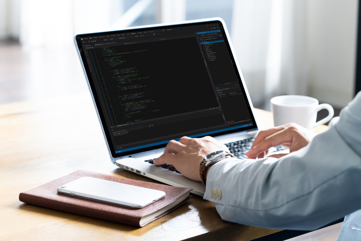 パソコンを打つ男性