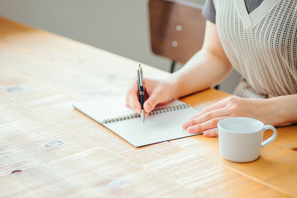 ノートに記入する女性