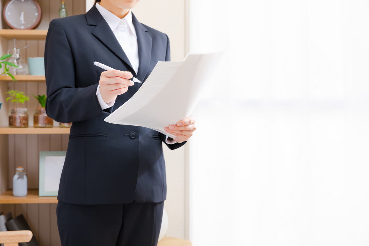 書類に記入するビジネスウーマン