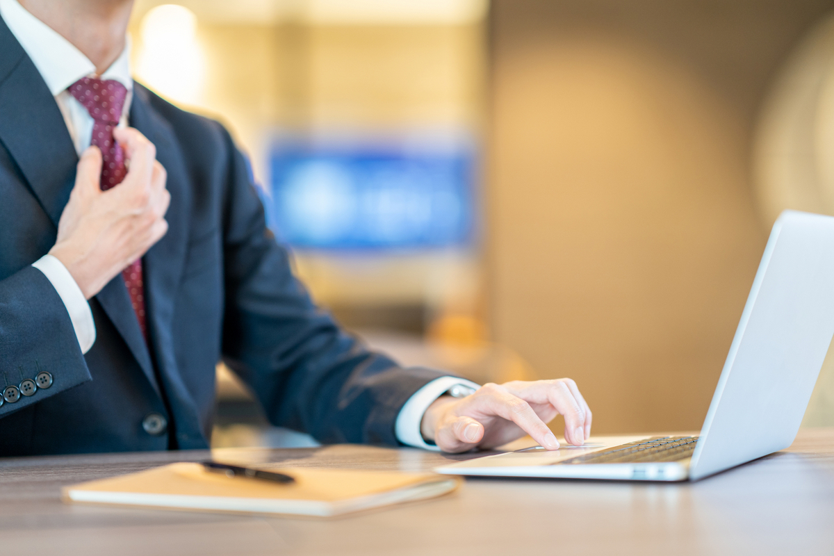 ノートパソコンで仕事をする男性