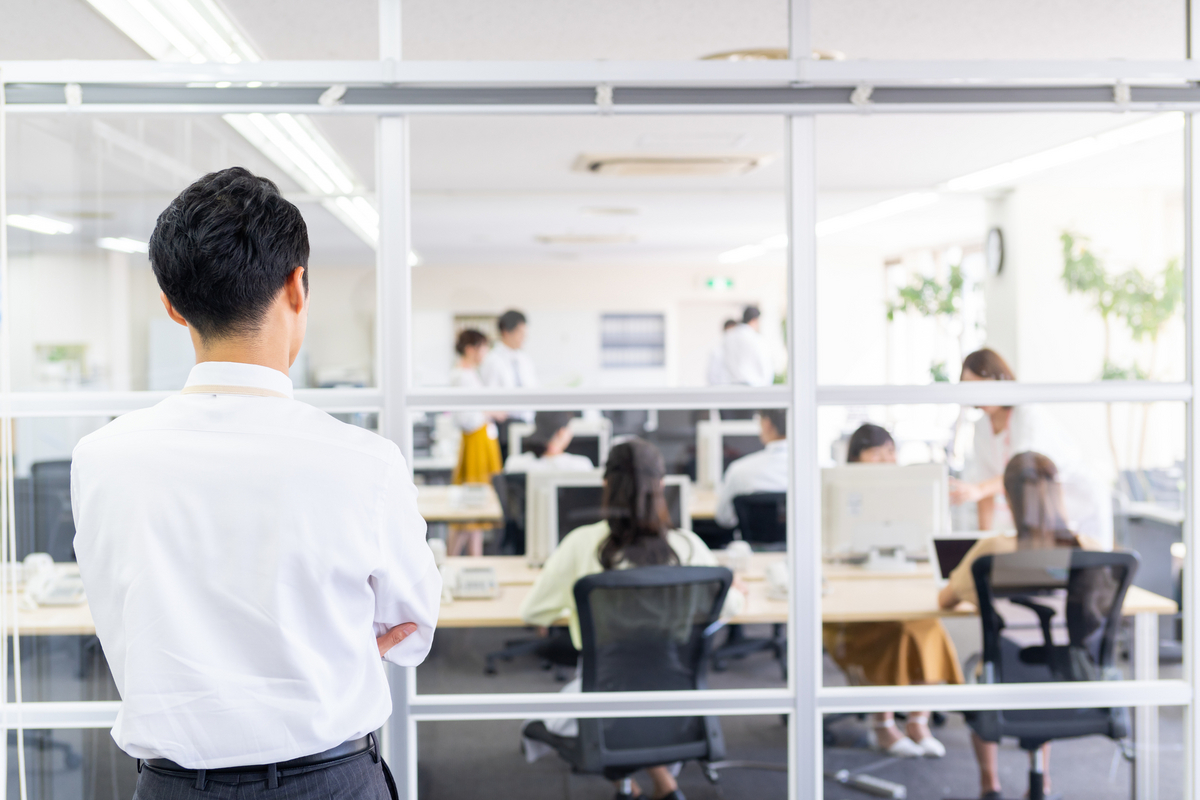 オフィスを眺める男性