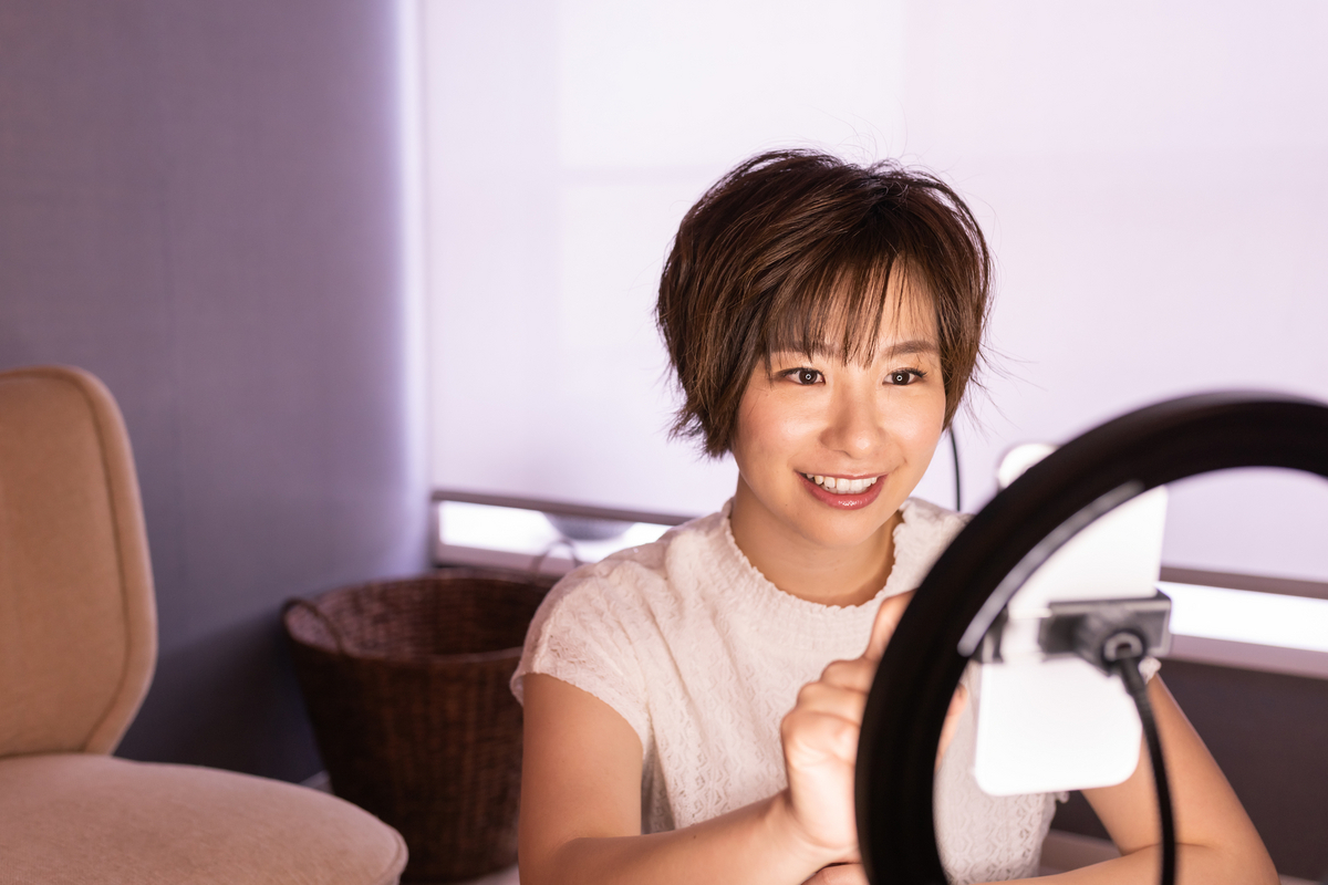 ライブ配信する女性