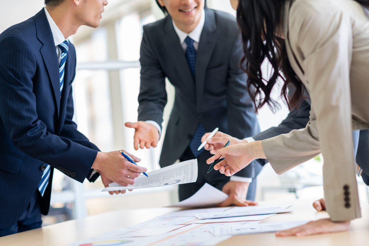 打ち合わせのテーブル