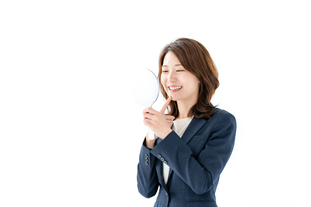 笑顔の練習をする女性