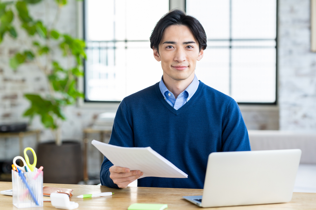 テレワークをする男性