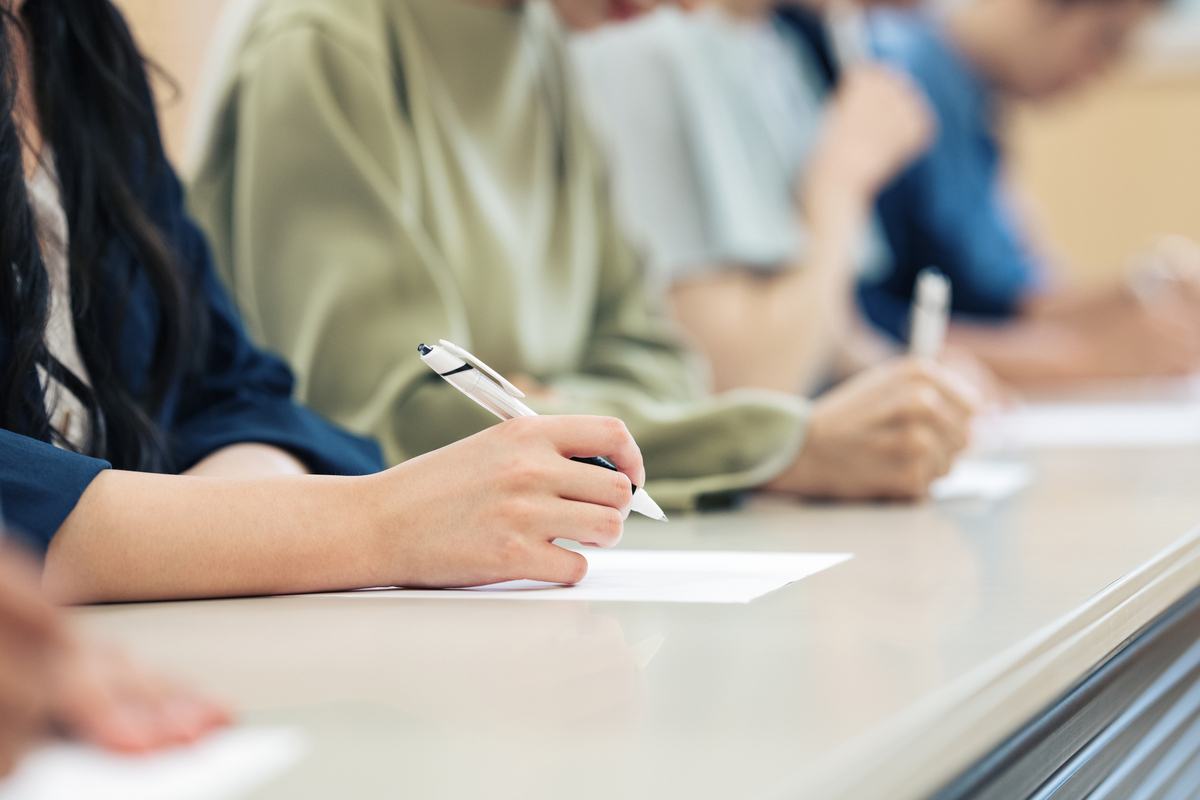 試験を受ける人たちの手元