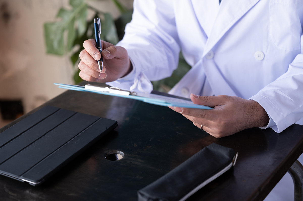 カルテに書き込む手元