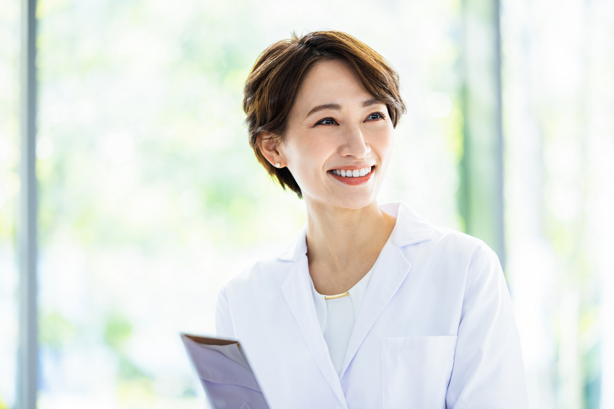 白衣の女性