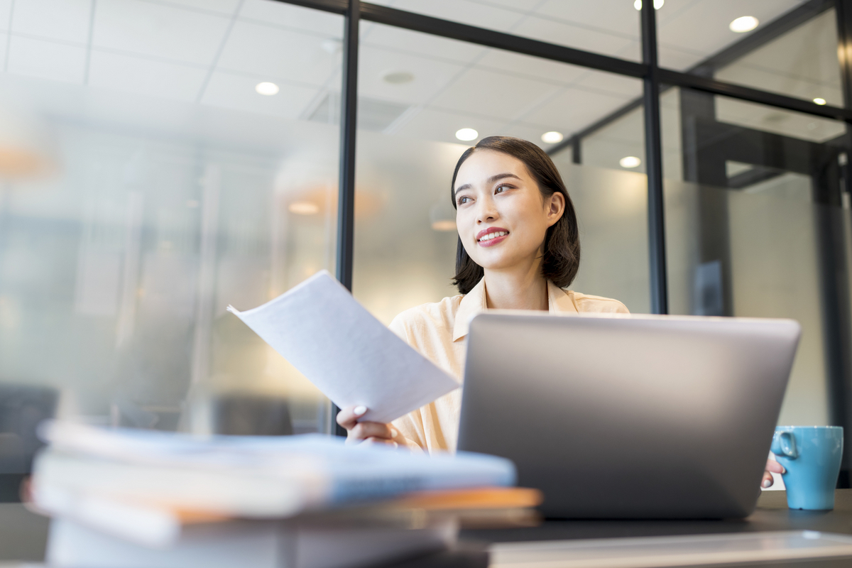 デスクワークをする女性