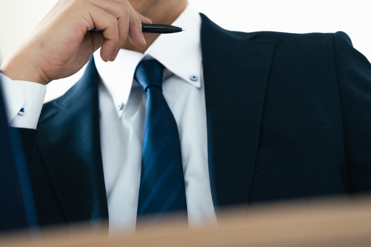 考え事をする男性