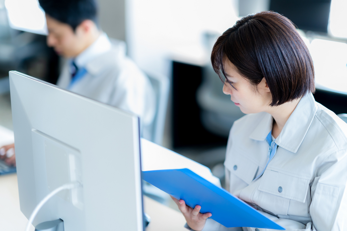 作業着のビジネスパーソン