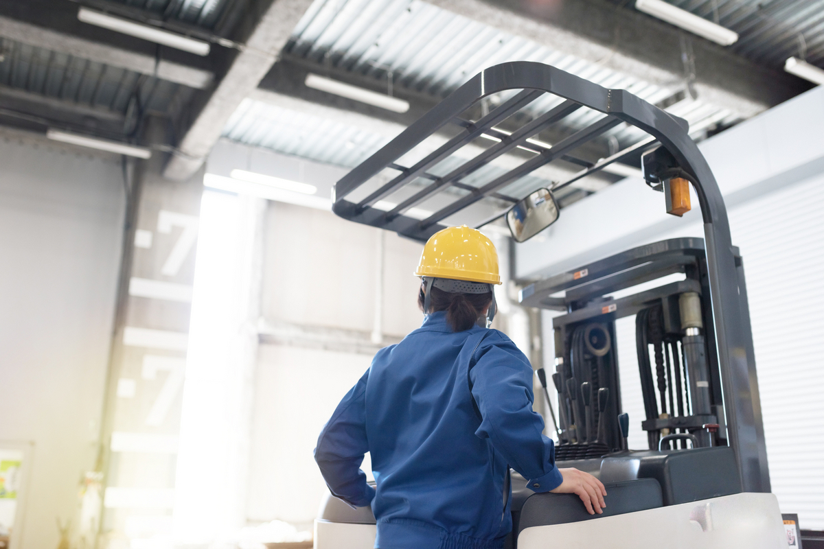 フォークリフトを運転する男性
