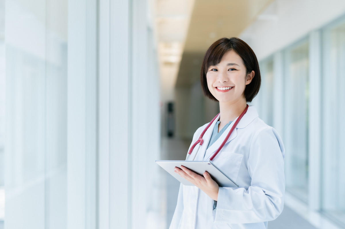病院の廊下にいる女性