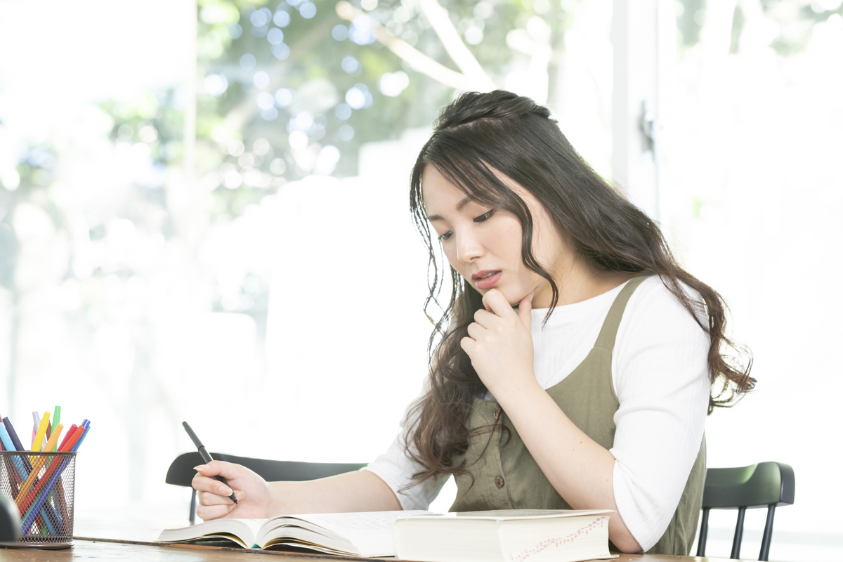 勉強をする女性