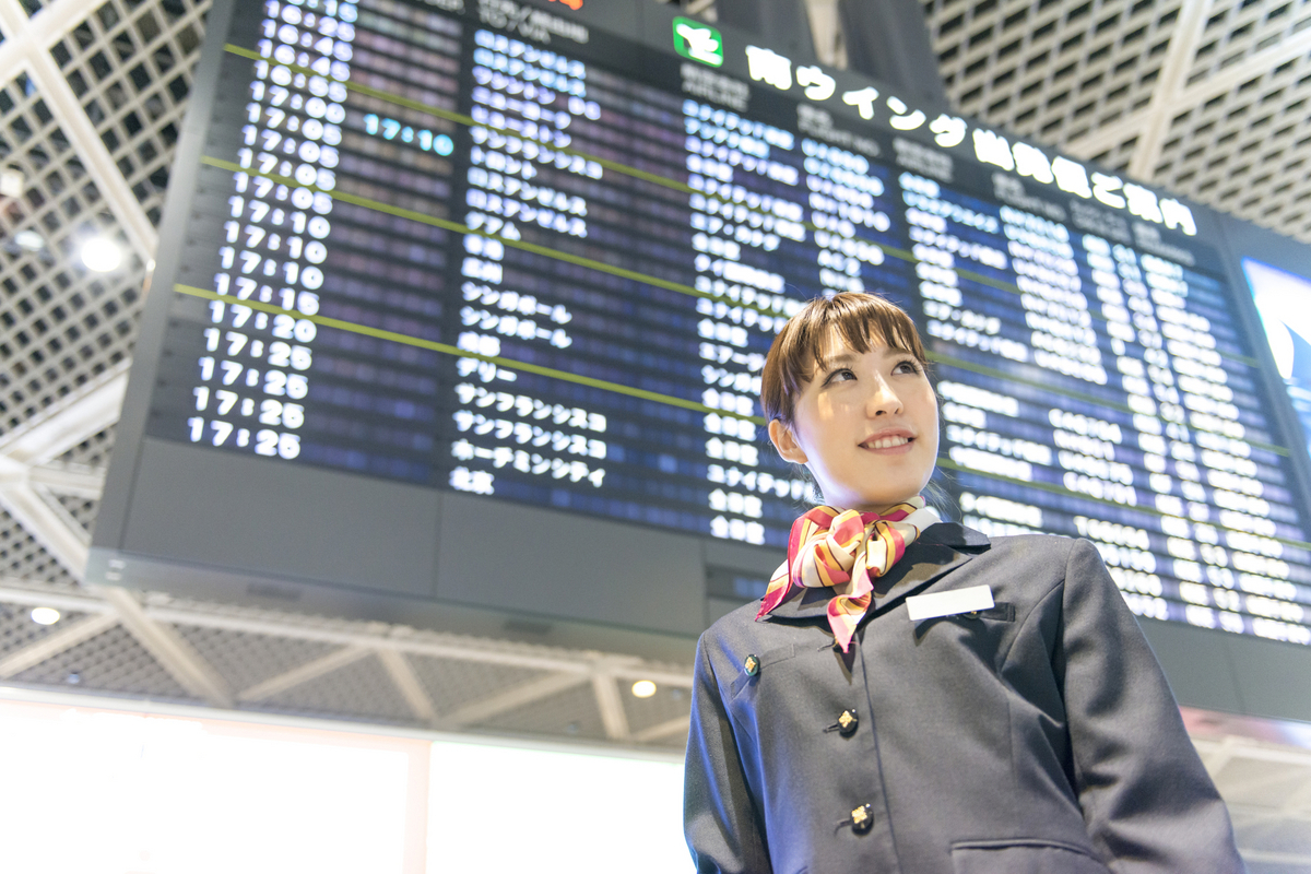 空港にいるキャビンアテンダント