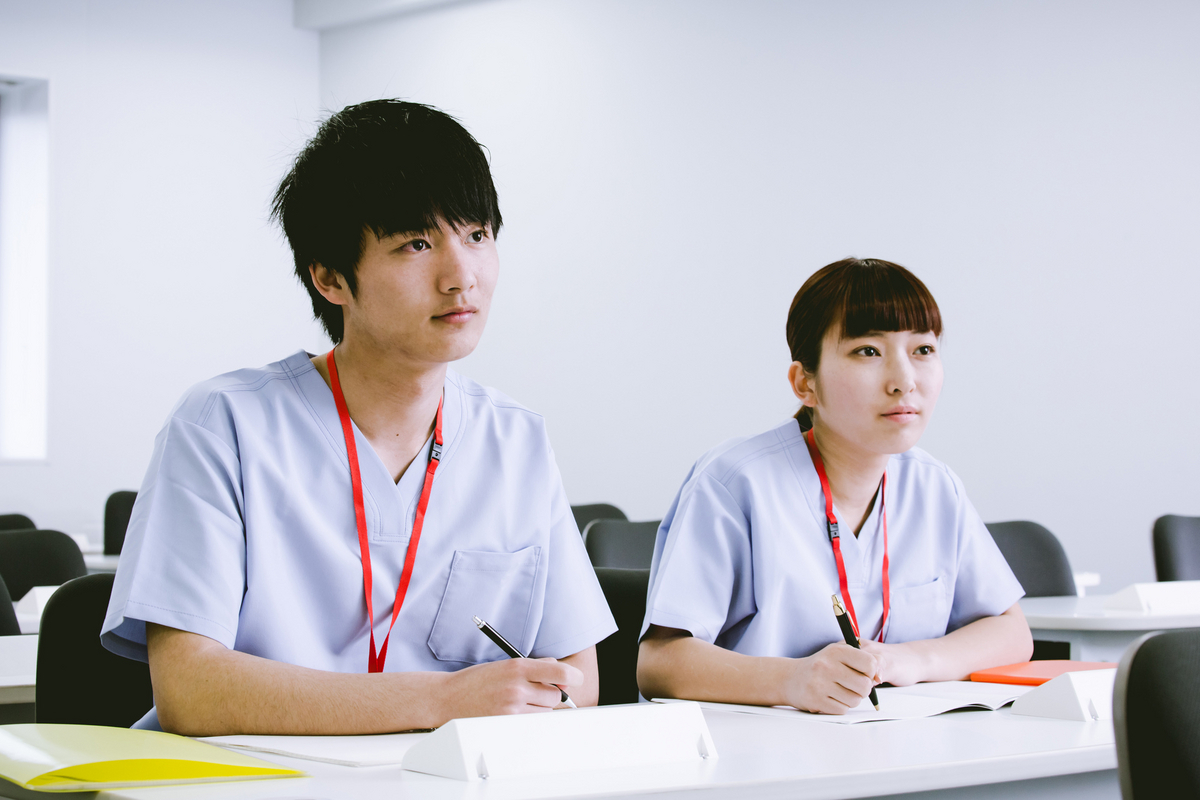 勉強する医療関係者