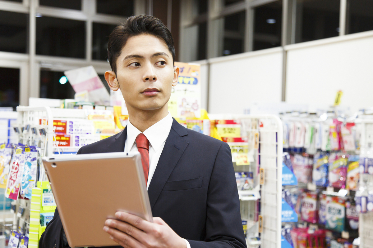 タブレットを操作する男性